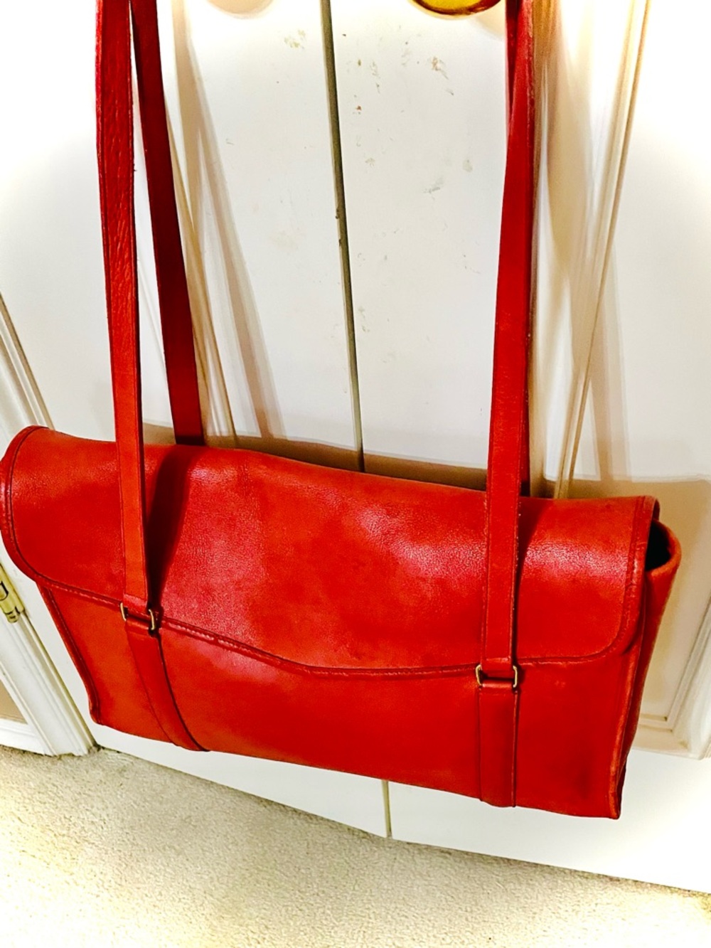 RARE Vintage COACH 80’s
NYC Envelope Portfolio Shoulder Bag #5190 | Cherry Red